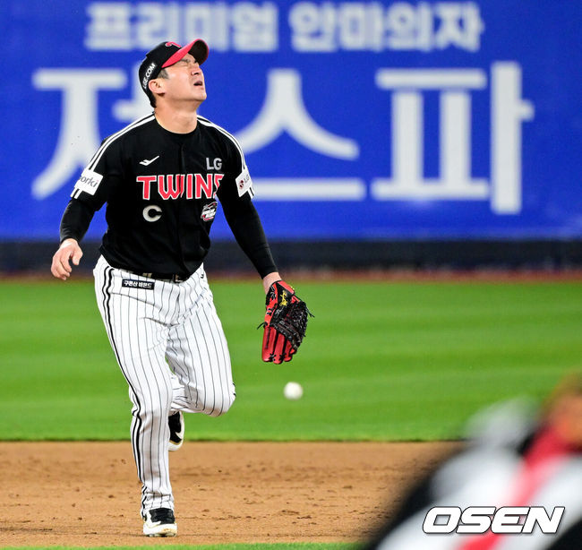 [OSEN=수원, 최규한 기자] 10일 오후 수원 KT위즈파크에서 ‘2023 신한은행 SOL KBO 포스트시즌 한국시리즈’ 3차전 KT 위즈와 LG 트윈스의 경기가 열렸다. 5회말 1사 1루 상황 KT 장성우의 내야 땅볼 때 LG 유격수 오지환이 포구 실책을 범하고 있다. 2023.11.10 / dreamer@osen.co.kr