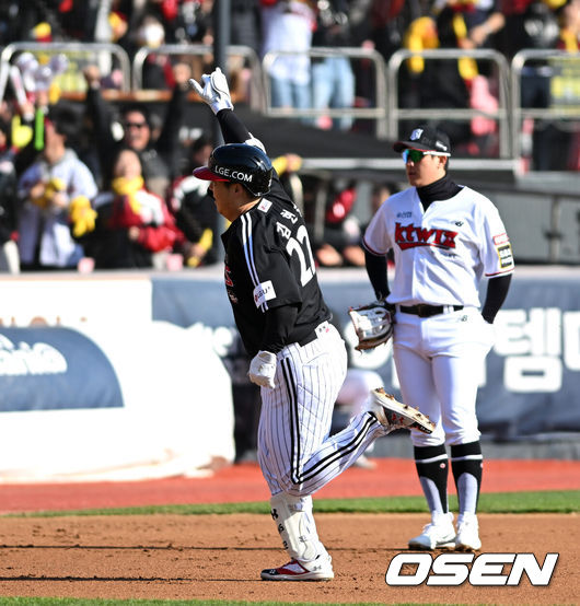 [OSEN=수원, 이대선 기자] 11일 수원 KT위즈파크에서 ‘2023 신한은행 SOL KBO 포스트시즌 한국시리즈’ 4차전 KT 위즈와 LG 트윈스의 경기가 열렸다.1회초 1사 1루에서 LG 김현수가 우월 투런 홈런을 치고 그라운드를 돌며 환호하고 있다. 2023.11.11 /sunday@osen.co.kr