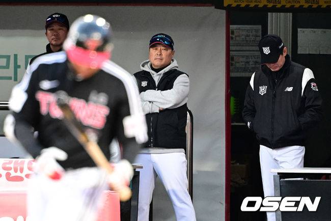 [OSEN=수원, 지형준 기자] 11일 수원 KT위즈파크에서 ‘2023 신한은행 SOL KBO 포스트시즌 한국시리즈’ 4차전 KT 위즈와 LG 트윈스의 경기가 열렸다.15-1로 뒤진 8회초 KT 이강철 감독(사진 오른쪽)이 경기를 지켜보며 아쉬워하고 있다. 2023.11.11 /jpnews@osen.co.kr