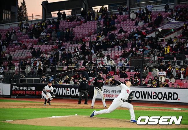 [OSEN=수원, 지형준 기자]15-3으로 뒤진 9회초, KT 팬들이 경기장을 떠나 빈 좌석이 눈에 보인다. 2023.11.11 /jpnews@osen.co.kr