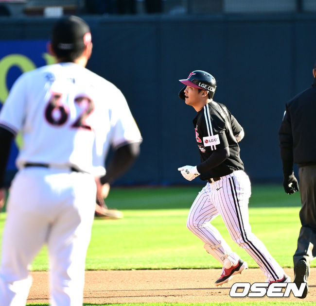 [OSEN=수원, 최규한 기자] 11일 수원 KT위즈파크에서 ‘2023 신한은행 SOL KBO 포스트시즌 한국시리즈’ 4차전 KT 위즈와 LG 트윈스의 경기가 열렸다. 6회초 1사 1루 상황 LG 문보경이 KT 김재윤을 상대로 달아나는 좌월 투런포를 날리고 그라운드를 돌고 있다. 2023.11.11 / dreamer@osen.co.kr