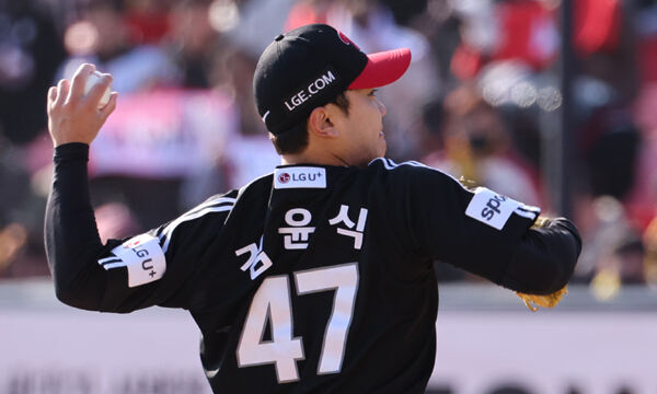 LG 선발투수 김윤식 11일 경기도 수원케이티위즈파크에서 열린 2023 KBO 한국시리즈 4차전 LG 트윈스와 kt wiz의 경기. 1회말 LG 선발투수 김윤식이 역투하고 있다. 연합뉴스