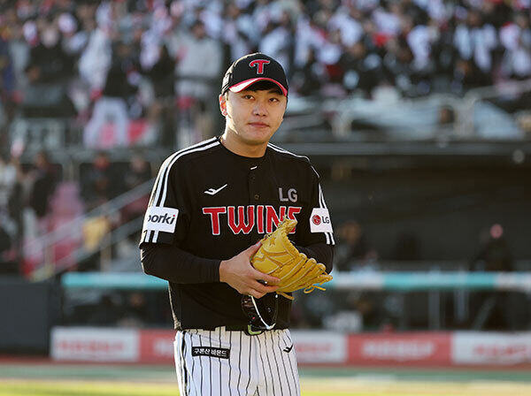 11일 오후 경기도 수원시 장안구 수원KT위즈파크에서 열린 '2023 신한은행 SOL KBO 포스트시즌' 한국시리즈 4차전 kt 위즈와 LG 트윈스의 경기, LG 선발 김윤식이 6회말 2사 2루에서 kt 황재균에게 적시타를 허용한 뒤 교체되고 있다. 뉴스1