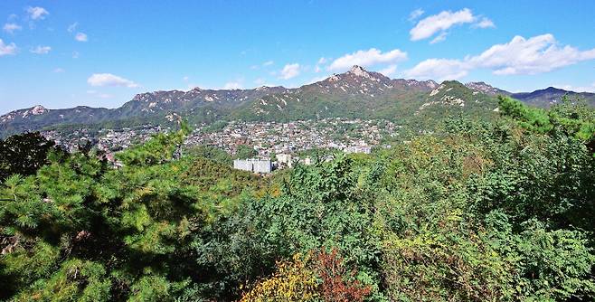 북악팔각정에서 본 북한산