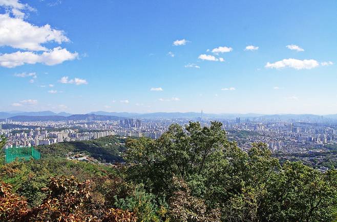 호경암에서 본 풍경. 사진 가운데에서 왼쪽으로 이어지는 산이 아차산, 용마산 줄기다