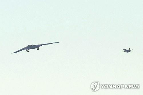 F-16 전투기 호위 받고 비행중인 B-21 [로이터 연합뉴스 자료사진. 재판매 및 DB 금지]