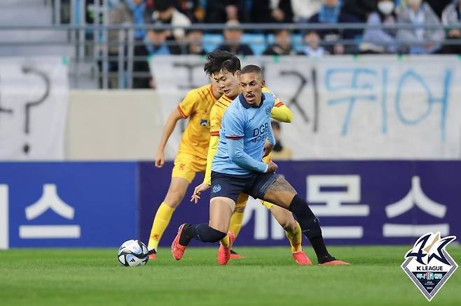 대구 바셀루스와 광주 정호연의 경합 [한국프로축구연맹 제공. 재판매 및 DB 금지]