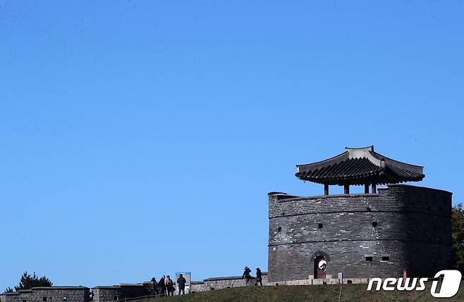 초겨울 날씨를 보인 10일 오후 경기 수원시 팔달구 수원화성 창룡문 일대 위로 파란 하늘이 보이고 있다. 2023.11.10/뉴스1 ⓒ News1 김영운 기자