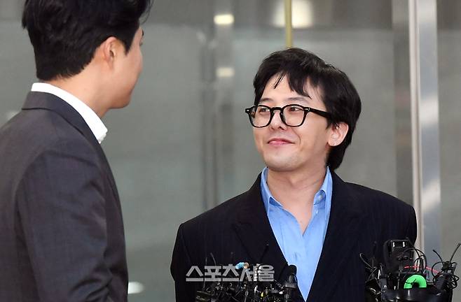 마약 투약 혐의를 받는 가수 지드래곤(본명 권지용)이 6일 오후 인천 논현경찰서에서 4시간에 걸친 조사를 받은 뒤 취재진과 인터뷰를 하면서 미소를 짓고 있다. 2023. 11. 6. 인천 | 박진업기자 upandup@sportsseoul.com