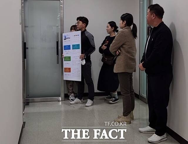 지난 7일 오후 4시께 인천 서구 LH인천지역본부 검단사업단에서 검단 아파트(AA13) 입주예정자들이 간담회장 앞에서 항의하고 있다. 입주예정자들은 GS건설과 LH의 입주지원금이 인근 시세에 한참 미치지 못한다는 입장이다. /최지혜 기자