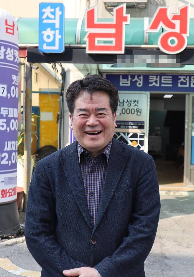 착한 가격이 자랑인 ‘착한남성컷’ 매장 앞에 선 조동근 씨. 60세에 이발사 자격증을 딴 뒤 연고 없는 평택 안성 일대에 매장을 내고 후계자들을 양성하고 있다. 고령 시대에 누구나 편히 와서 머리 깎을 수 있는 실용적 이발소를 꿈꾼다. 평택=서영아 기자 sya@donga.com