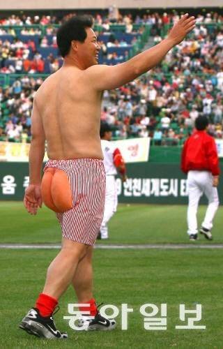 2007년 이만수 당시 SK 수석코치의 팬티 세리머니 모습. 만원 관중 앞에서 팬티 차림으로 그라운드를 돌았다. 동아일보 DB
