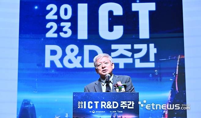 과학기술정보통신부가 주최하고 정보통신기획평가원, 전자신문이 주관하는 2023 ICT R&D주간이 7일부터 10일까지 나흘간의 일정으로 서울 중구 대한상공회의소에서 열린다. 염재호 태재대학교 총장이 '인류문명의 대전환과 디지털 신질서'를 주제로 기조강연 하고 있다. 이동근기자 foto@etnews.com