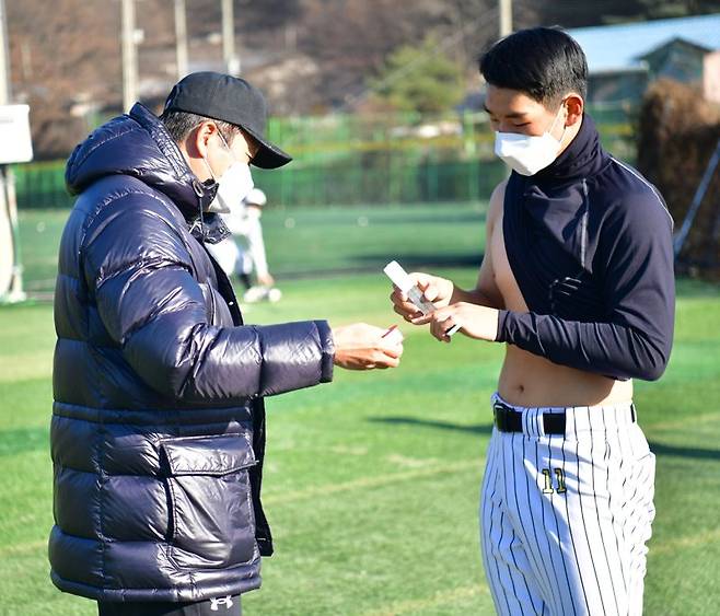 선수들의 부상을 체크하는 정민태 (사진 = 전상일 기자)