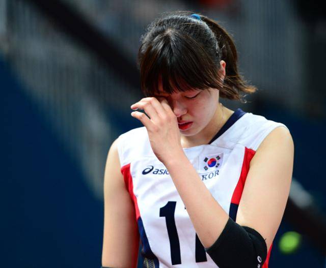 2012년 9월 열린 런던올림픽 당시 우리 여자 배구대표팀의 양효진이 준결승전에서 일본에 패한 뒤 눈물을 닦으며 코트를 떠나고 있다. 런던=올림픽사진공동취재단