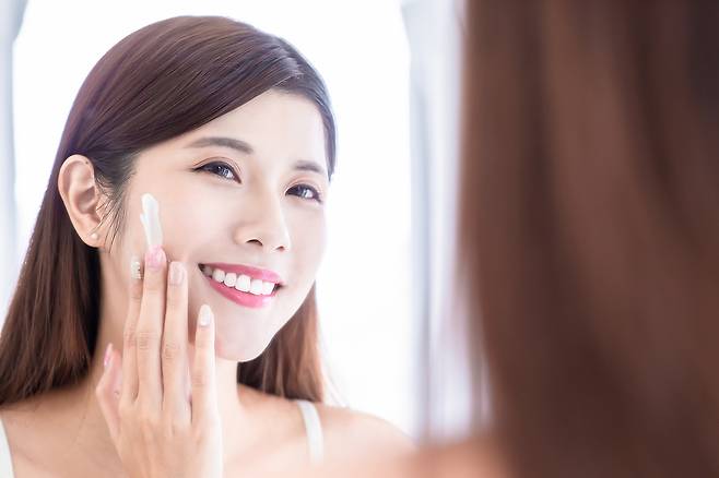 선크림을 바를 때는 손가락에 적은 양을 묻혀 얼굴을 두드리며 선크림을 얇게 펴 발라야 밀림 현상을 방지할 수 있다./사진=클립아트코리아