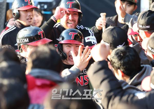 2023 KBO 프로야구 포스트시즌 kt위즈와 LG트윈스의 한국시리즈 4차전 경기가 11일 오후 경기도 수원 kt위즈파크에서 열렸다. 7회초 1사 1,3루 오지환이 스리런홈런을 치고 홈인해 동료들의 축하를 받고 있다. 수원=김민규 기자 mgkim1@edaily.co.kr /2023.11.11/