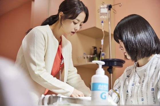 박보영은 "혈압 재고 정맥주사 놓는 일상적 장면을 자연스럽게 보이려고 간호사 선생님들이 찍어 보내주신 동영상 보며 수시로 연습했다"고 돌아봤다. 사진 넷플릭스