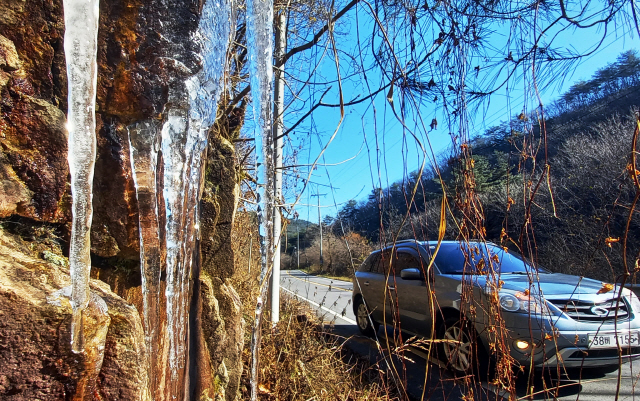 ▲ 12일 영하의 추운 날씨 속에 철원군 서면 목련공원 인근 도로변 절개지에 흘러내린 물이 얼어 고드름이 달려있다. 이재용