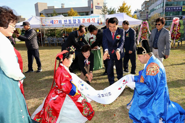 ▲ 바르게살기운동동해시협의회(회장 정완교·최명자)는 지난 11일 동해시청 잔디마당에서 제27회 전통합동혼례식을 열어 신랑 홍상표와 신부 김수희, 신랑 무히딘과 신부 김타티야나씨 등 2쌍에 대한 전통혼례를 진행했다.