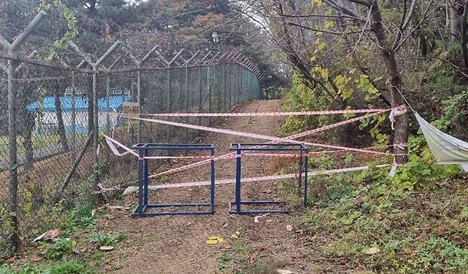 인천 남동정수장 인근에 있는 이승훈 묘역 산책길이 12일 폐쇄돼 있다.