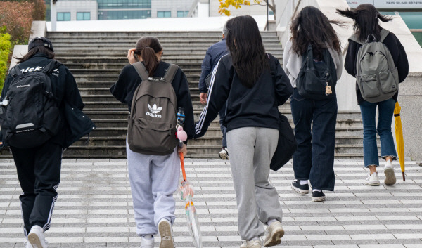 금정구 부산대학교 앞 통학로에서 학생들이 강한 바람을 맞으며 발걸음을 재촉하고 있다. 이원준 기자