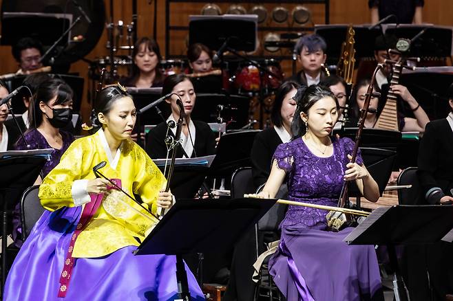 Haegeum player Kim Jin (left) and erhu player Tai Wei perform in a rehearsal for a joint concert, "Hwa Ee Boo Dong," at the National Gugak Center, in Seoul, Friday. (National Gugak Center)