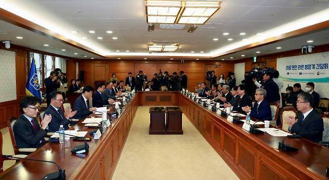 8일 보건복지부는 정부서울청사 대회의실에서 병원단체 대표들과 만나 필수의료 현안 문제를 논의했다. 보건복지부