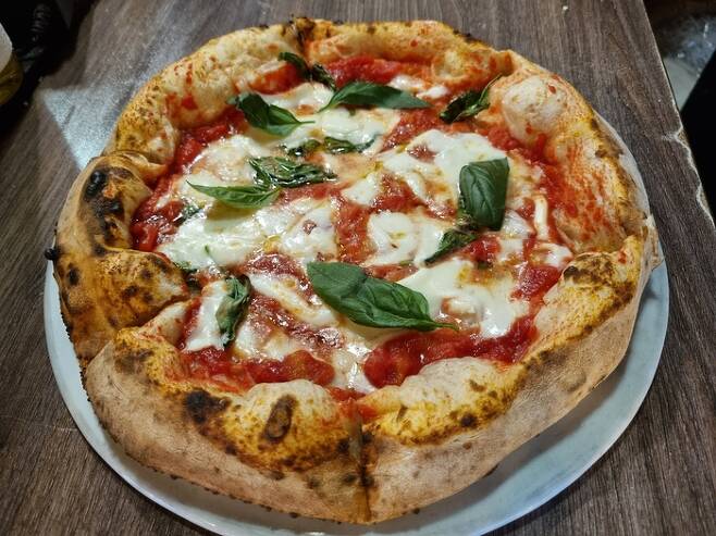 이영우 피자이올로가 만든 나폴리 피자의 대표 격인 마르게리타 피자. [안병준 기자]