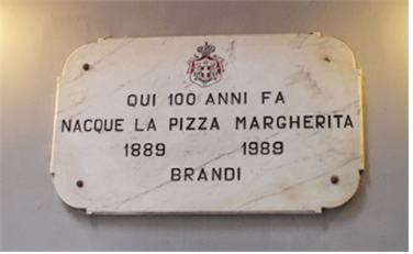 ‘피체리아 브란디(Pizzeria Brandi)’ 피자집이 1989년 ‘마르게리타 피자의 탄생 100주년’을 기념하기 위해 만든 대리석판