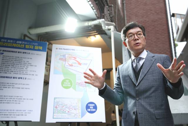 정원오 성동구청장이 지난달 26일 서울 성수동에서 토지거래허가구역 지정 필요성을 이야기하고 있다. [성동구청]