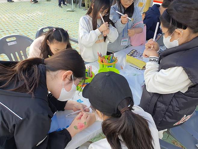 시민과 학생들이 의열단 창립 104주년 기념행사 체험활동을 하고 있다. (사진=밀양시 제공) *재판매 및 DB 금지