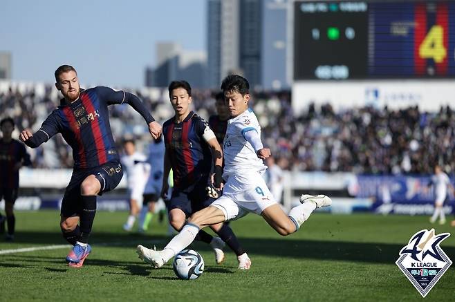 ▲ 발리 슈팅으로 득점한 안병준.ⓒ한국프로축구연맹