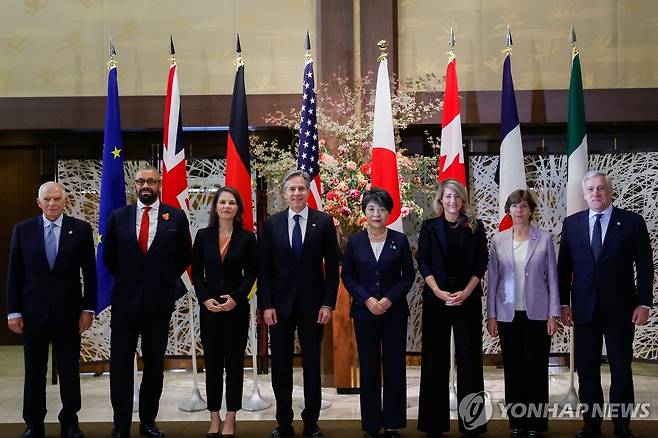 G7 외교장관 회의 기념 촬영하는 각국 대표들 (도쿄 AFP=연합뉴스) 8일 일본 도쿄에서 열린 주요 7개국(G7) 외교장관 회의에 참석한 각국 대표들이 기념 촬영을 하고 있다. 왼쪽부터 호세프 보렐 유럽연합(EU) 외교안보 고위대표, 제임스 클레벌리 영국 외무장관, 아날레나 베어보크 독일 외무장관, 토니 블링컨 미국 국무장관, 가미카와 요코 일본 외무상, 멜라니 졸리 캐나다 외교장관, 카트린 콜로나 프랑스 외교장관, 안토니오 타야니 이탈리아 외무장관. 2023.11.08 besthope@yna.co.kr