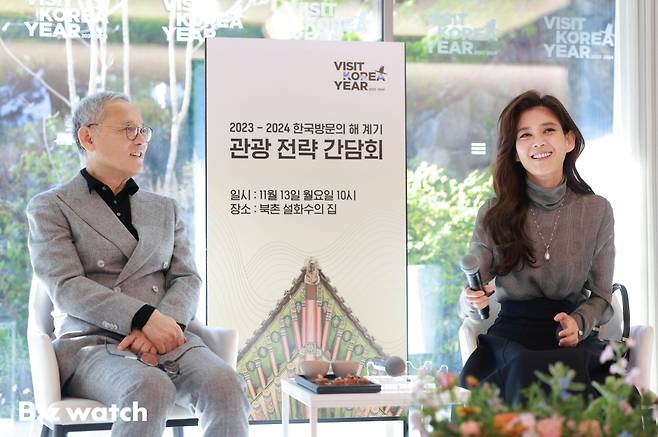 13일 오전 서울 북촌 설화수의집에서 '2023~2024년 한국방문의 해' 계기 관광 전략 간담회가 열린 가운데 유인촌 문화체육관광부 장관(왼쪽)과 이부진 한국방문의해 위원장이 참석하고 있다./사진=이명근 기자 qwe123@