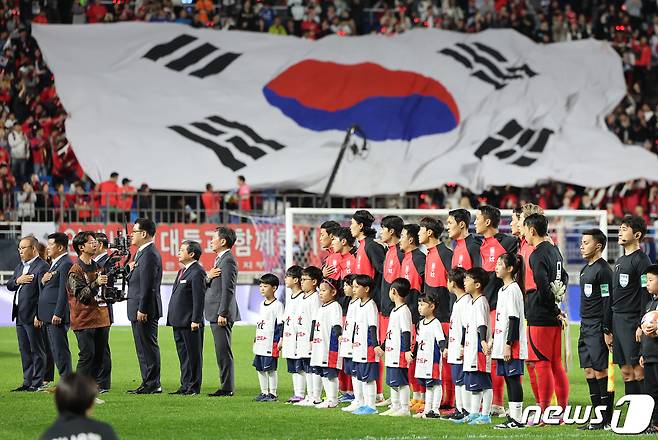 17일 경기 수원시 팔달구 수원월드컵경기장에서 열린 축구 국가대표 평가전 대한민국과 베트남의 경기를 앞두고 대표팀 선수들이 국민의례를 하고 있다. 2023.10.17/뉴스1 ⓒ News1 김진환 기자