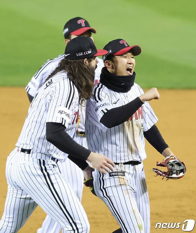 13일 서울 잠실야구장에서 열린 '2023 신한은행 SOL KBO 포스트시즌' 한국시리즈 5차전 kt 위즈와 LG 트윈스의 경기, LG 박해민이 4회초 2사 1,2루 상황에서 kt 김민혁의 안타성 타구를 호수비 처리한 후 켈리와 하이파이브를 하고 있다. 2023.11.13/뉴스1 ⓒ News1 김성진 기자