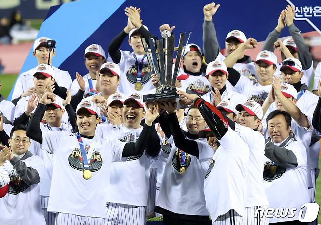 13일 오후 서울 송파구 잠실야구장에서 열린 프로야구 '2023 신한은행 SOL KBO 포스트시즌' 한국시리즈 5차전 LG 트윈스와 kt 위즈의 경기에서 6대2로 승리하며 우승을 차지한 LG 임찬규(왼쪽부터), 김현수 구광모 LG그룹 회장, 염경엽 감독, 오지환이 트로피를 들고 기념촬영을 하고 있다. 2023.11.13/뉴스1 ⓒ News1 김성진 기자