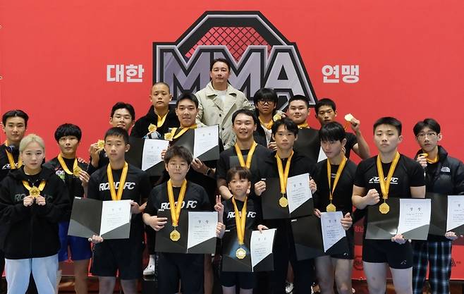 2024년 대한민국 MMA 국가대표 & 청소년 대표 선발전 1위 선수들과 정문홍 회장. 사진 | 로드FC