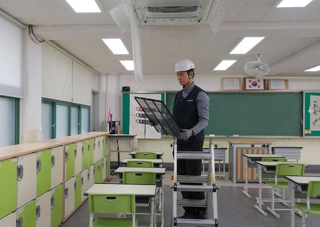 삼성전자서비스 전문 엔지니어가 시스템에어컨을 점검하는 모습.[사진제공=삼성전자서비스]