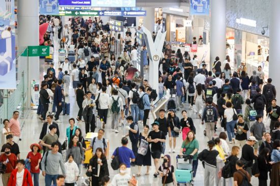 본 기사와 관련없음. 추석 연휴를 앞둔 27일 인천국제공항 제1여객터미널 면세구역이 여행객들로 붐비고 있다. 사진=강진형 기자aymsdream@