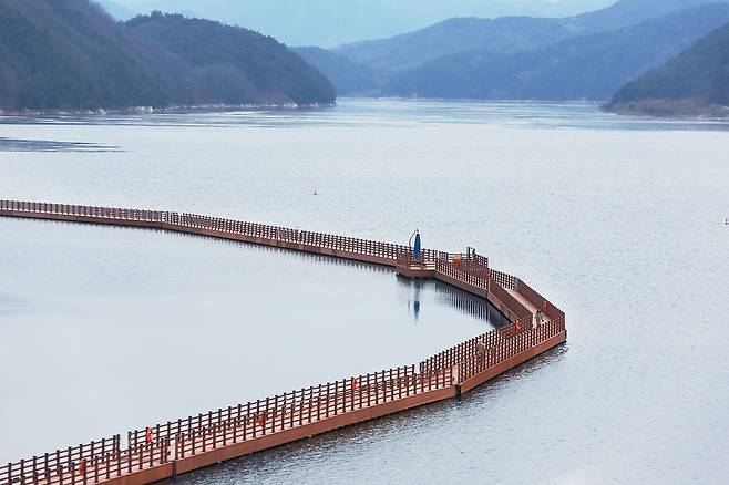 안동호 수면 위에 조성된 '선성수상길'. 안동호에 떠 있는 길이 1㎞의 수상덱으로 깊이를 알 수 없는 호수 위를 걷는 기분이 짜릿하다. /양수열 영상미디어 기자
