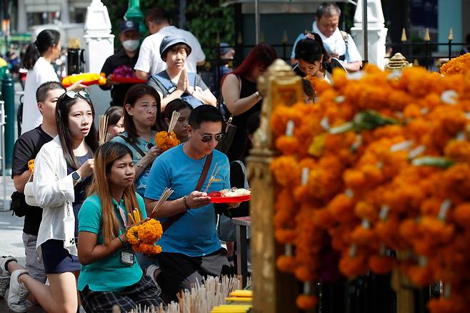 지난 9월 22일 태국 방콕의 에라완 사원에서 중국인 관광객들이 기도하고 있다. /EPA 연합뉴스