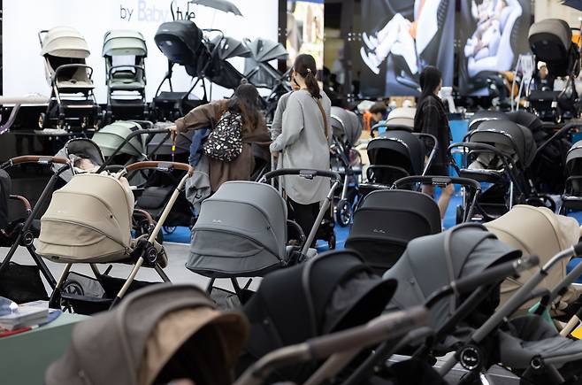 베이비페어를 찾은 시민들이 유모차 등 다양한 유아용품을 살펴보고 있다. /뉴스1