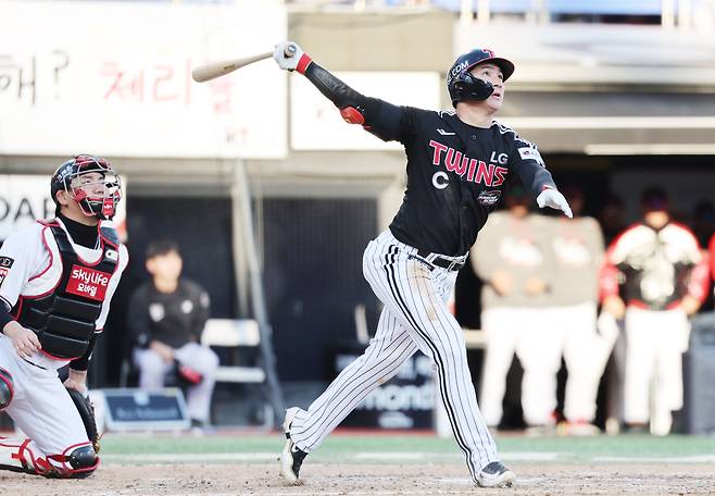 11일 오후 경기도 수원시 장안구 수원KT위즈파크에서 열린 '2023 신한은행 SOL KBO 포스트시즌' 한국시리즈 4차전 kt 위즈와 LG 트윈스의 경기 7회초 1사 1,3루 상황, LG 오지환이 스리런포를 치고 있다./뉴스1