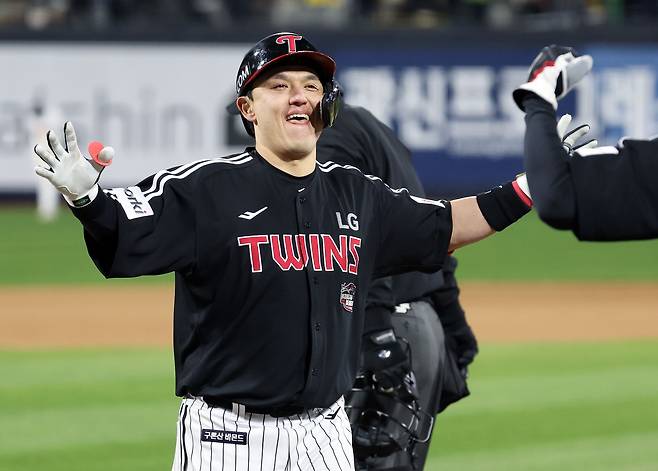 10일 오후 경기도 수원시 장안구 수원KT위즈파크에서 열린 '2023 신한은행 SOL KBO 포스트시즌' 한국시리즈 3차전 kt 위즈와 LG 트윈스의 경기, 6회초 무사 1루 LG 박동원이 투런홈런을 쏘아올린 뒤 문보경과 기쁨을 나누고 있다./뉴스1