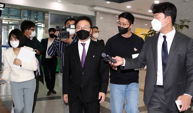 이상직 전 국회의원이 지난해 10월 전북 전주시 전주지법에서 구속 전 피의자 심문(영장실질심사) 출석을 위해 법정으로 향하고 있다. 뉴스1