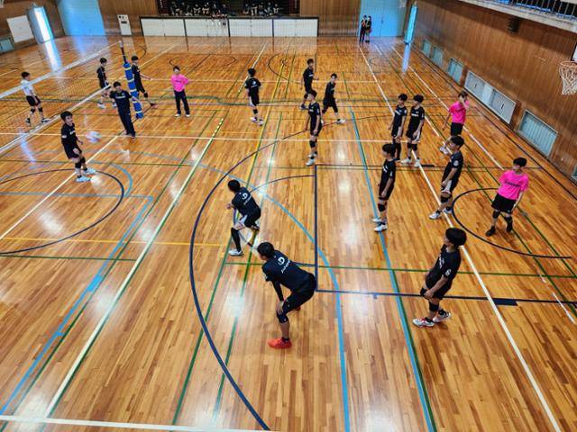 일본 모모야마고교 배구부 학생들이 학교 체육관에서 훈련하고 있다. 윤세운씨 제공