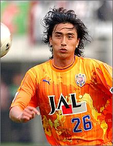 2002~2003년 시즌 당시 일본 시즈오카가 연고지인 시미즈 에스 펄스에서 뛰었던 안정환의 모습.