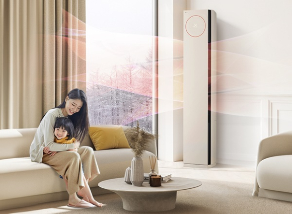 LG전자 모델이 'LG 휘센 타워Ⅱ 사계절 에어컨' 제품을 소개하고 있다. [사진=LG전자]